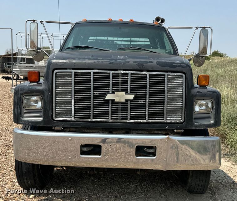 image for item DQ6910 2002 Chevrolet C6500 Crew Cab flatbed truck