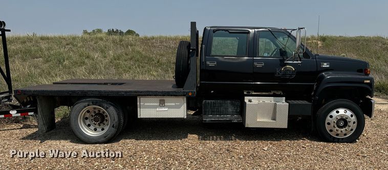 image for item DQ6910 2002 Chevrolet C6500 Crew Cab flatbed truck