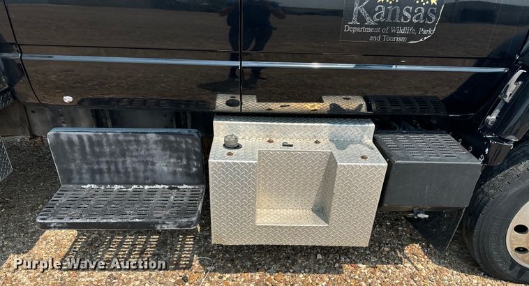 image for item DQ6910 2002 Chevrolet C6500 Crew Cab flatbed truck