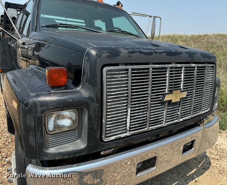 image for item DQ6910 2002 Chevrolet C6500 Crew Cab flatbed truck