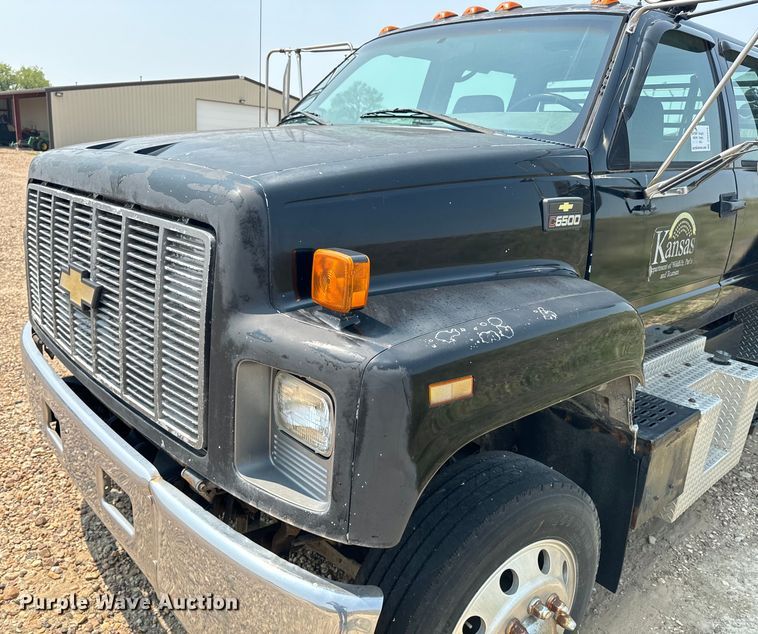 image for item DQ6910 2002 Chevrolet C6500 Crew Cab flatbed truck