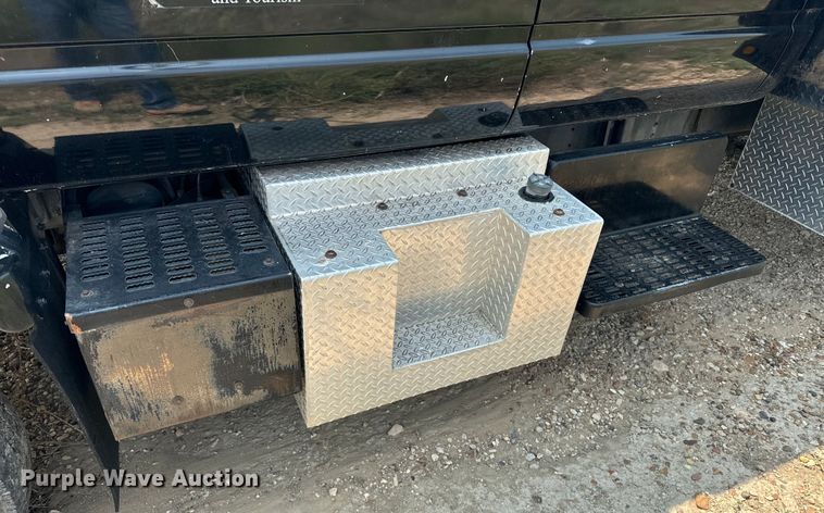 image for item DQ6910 2002 Chevrolet C6500 Crew Cab flatbed truck