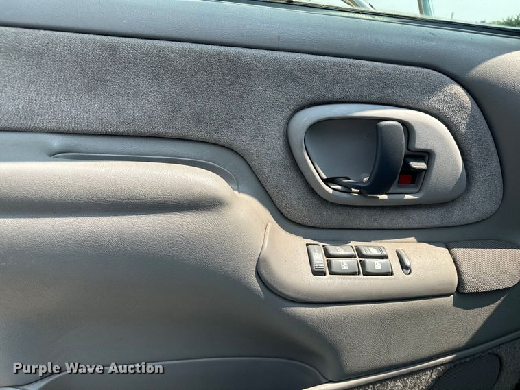 image for item DQ6910 2002 Chevrolet C6500 Crew Cab flatbed truck