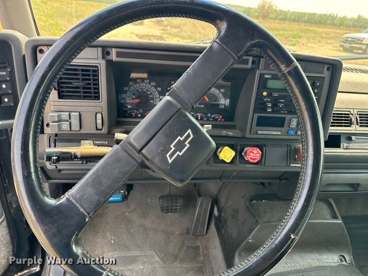 image for item DQ6910 2002 Chevrolet C6500 Crew Cab flatbed truck