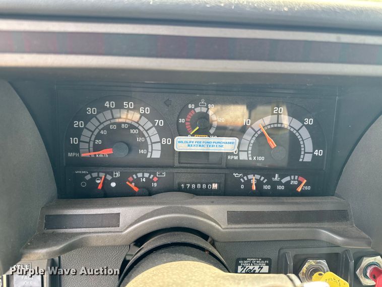 image for item DQ6910 2002 Chevrolet C6500 Crew Cab flatbed truck