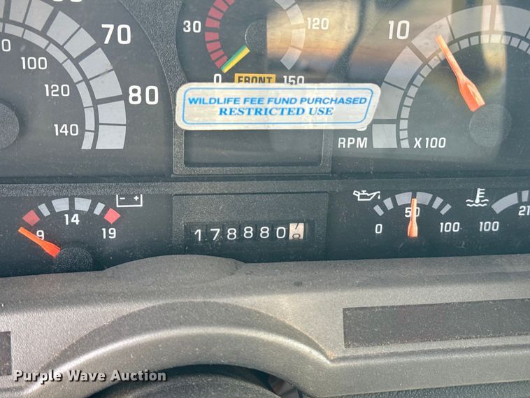 image for item DQ6910 2002 Chevrolet C6500 Crew Cab flatbed truck