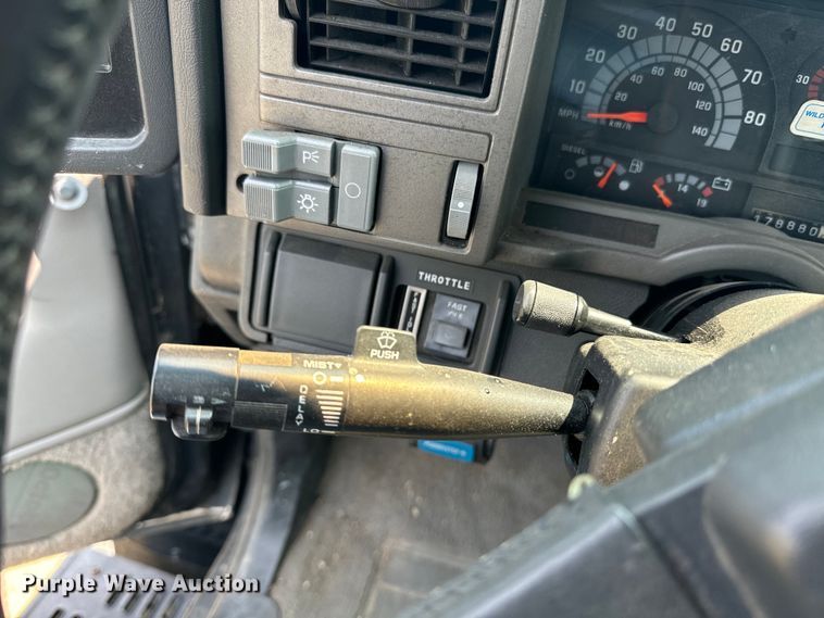 image for item DQ6910 2002 Chevrolet C6500 Crew Cab flatbed truck