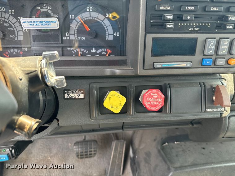 image for item DQ6910 2002 Chevrolet C6500 Crew Cab flatbed truck