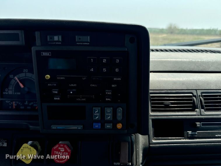 image for item DQ6910 2002 Chevrolet C6500 Crew Cab flatbed truck