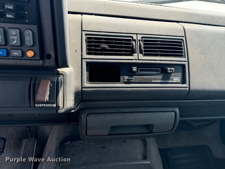 image for item DQ6910 2002 Chevrolet C6500 Crew Cab flatbed truck