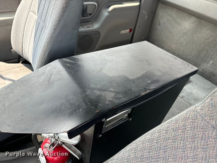 image for item DQ6910 2002 Chevrolet C6500 Crew Cab flatbed truck