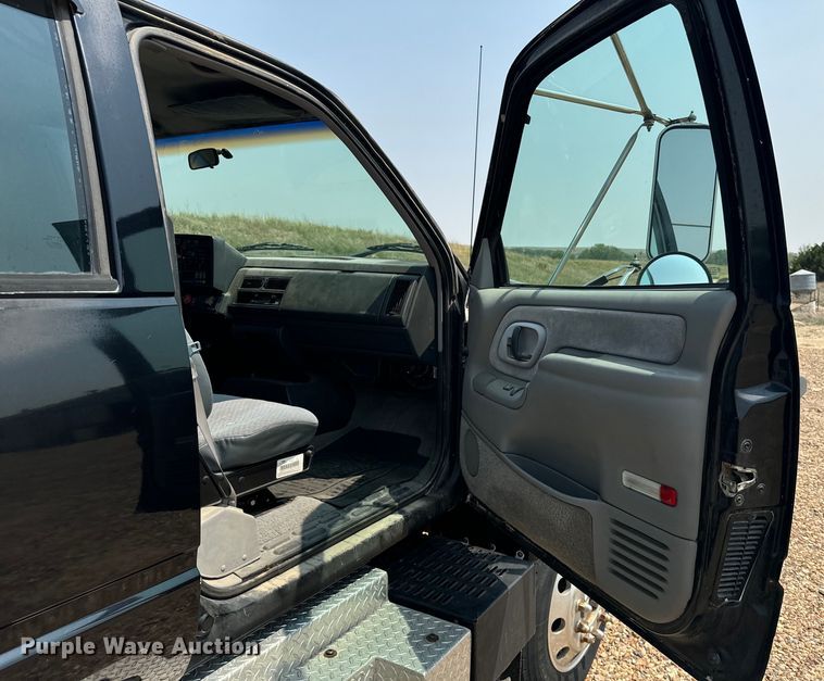 image for item DQ6910 2002 Chevrolet C6500 Crew Cab flatbed truck