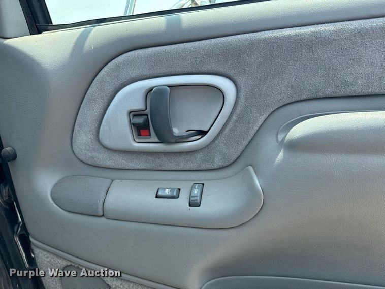 image for item DQ6910 2002 Chevrolet C6500 Crew Cab flatbed truck