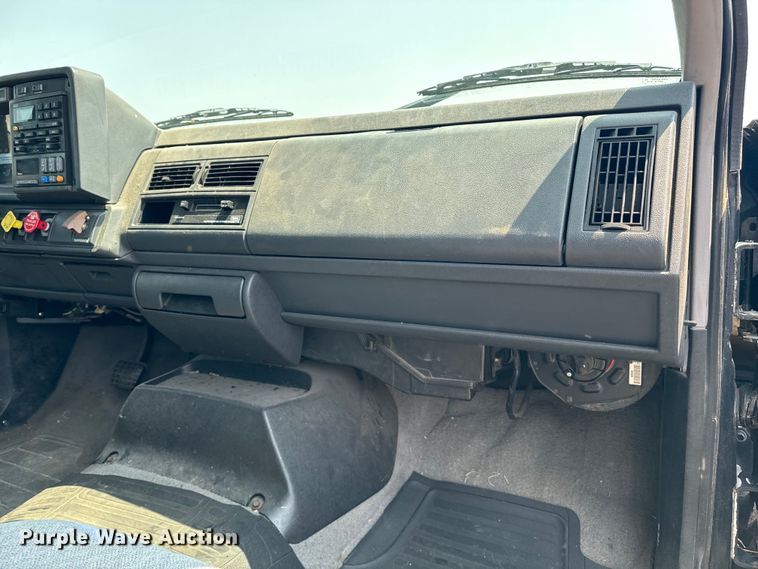 image for item DQ6910 2002 Chevrolet C6500 Crew Cab flatbed truck