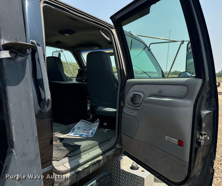 image for item DQ6910 2002 Chevrolet C6500 Crew Cab flatbed truck