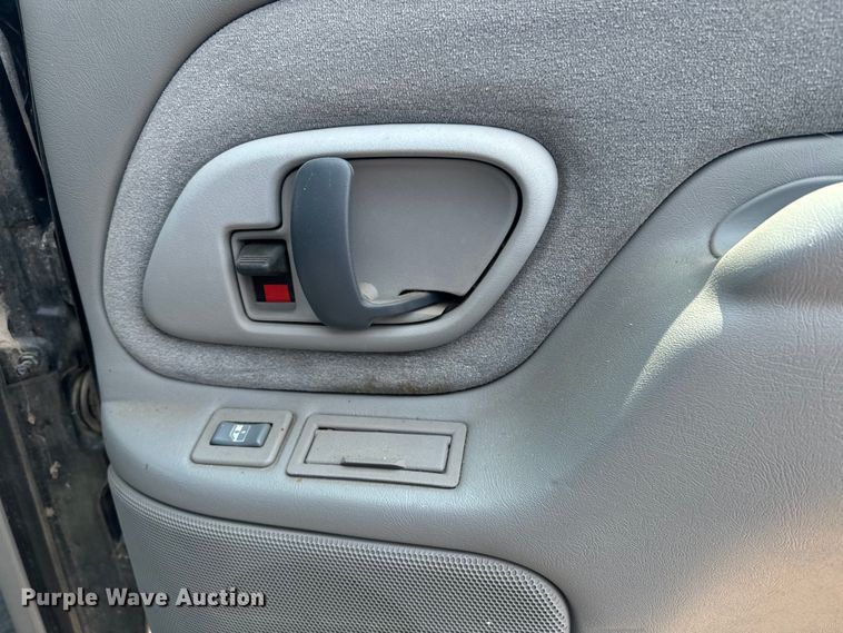 image for item DQ6910 2002 Chevrolet C6500 Crew Cab flatbed truck