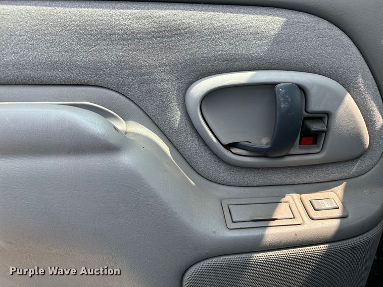 image for item DQ6910 2002 Chevrolet C6500 Crew Cab flatbed truck