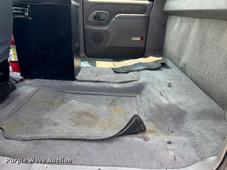 image for item DQ6910 2002 Chevrolet C6500 Crew Cab flatbed truck