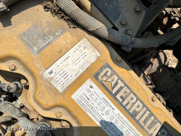 image for item DQ6910 2002 Chevrolet C6500 Crew Cab flatbed truck