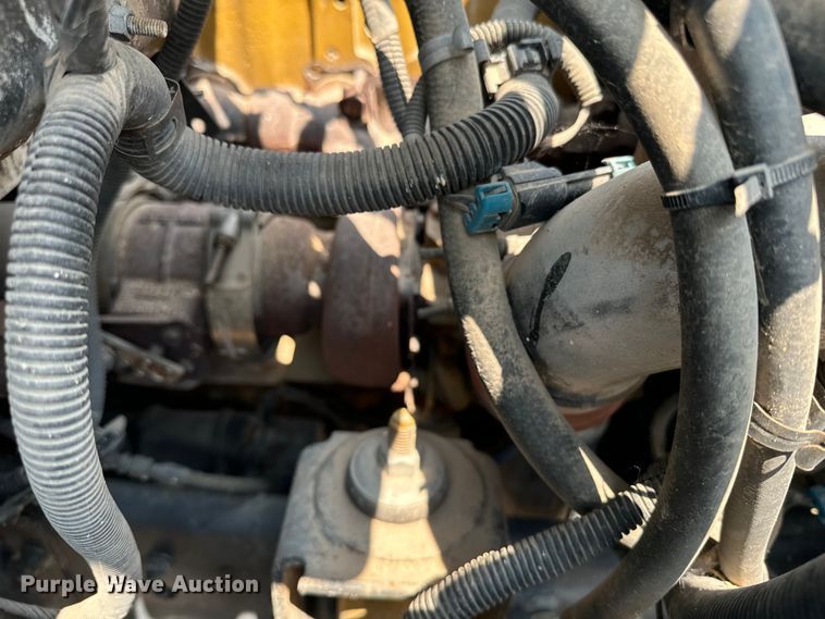 image for item DQ6910 2002 Chevrolet C6500 Crew Cab flatbed truck