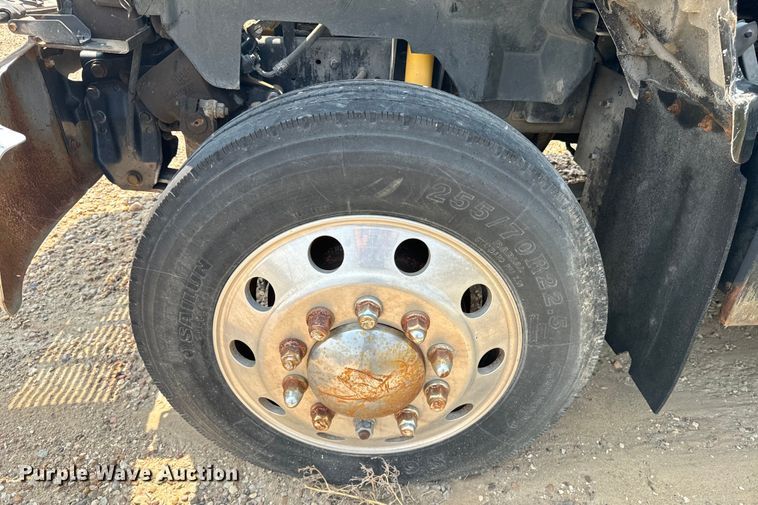 image for item DQ6910 2002 Chevrolet C6500 Crew Cab flatbed truck