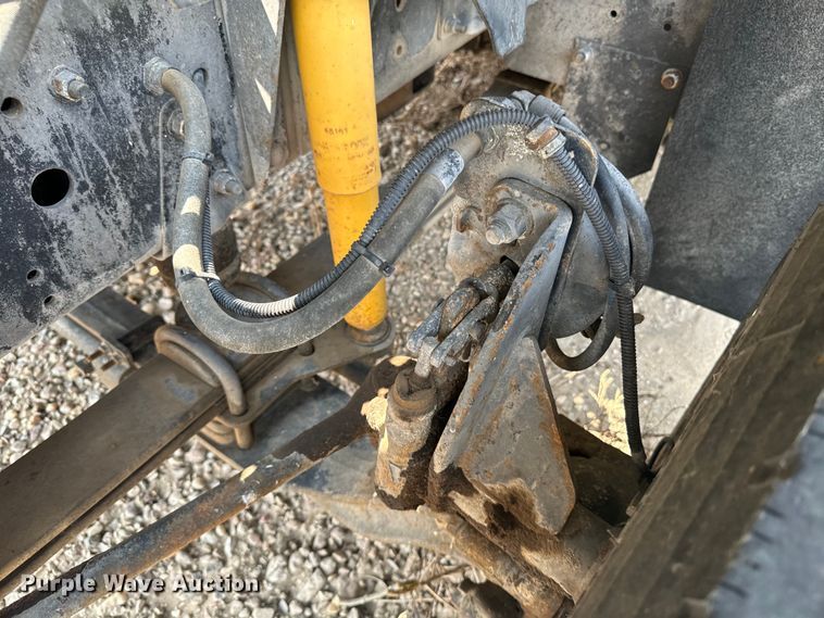 image for item DQ6910 2002 Chevrolet C6500 Crew Cab flatbed truck