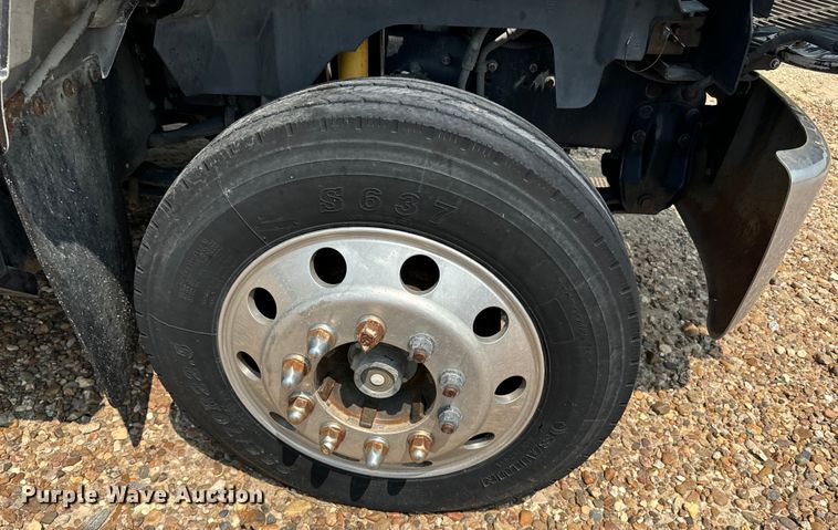 image for item DQ6910 2002 Chevrolet C6500 Crew Cab flatbed truck