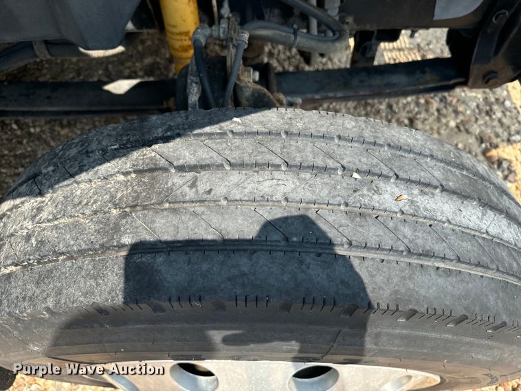 image for item DQ6910 2002 Chevrolet C6500 Crew Cab flatbed truck