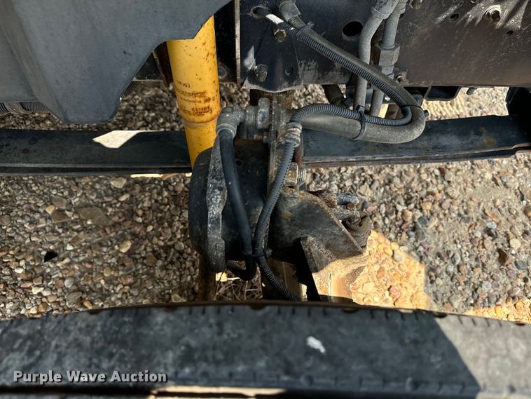 image for item DQ6910 2002 Chevrolet C6500 Crew Cab flatbed truck