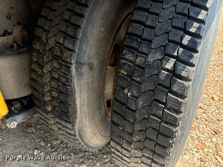 image for item DQ6910 2002 Chevrolet C6500 Crew Cab flatbed truck