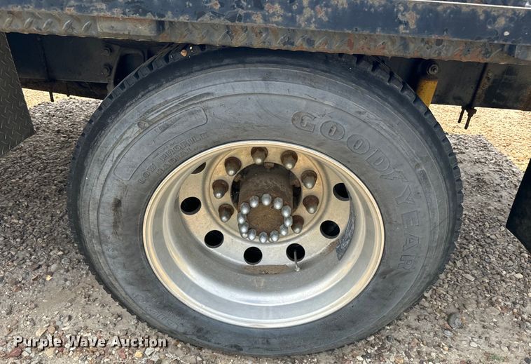 image for item DQ6910 2002 Chevrolet C6500 Crew Cab flatbed truck