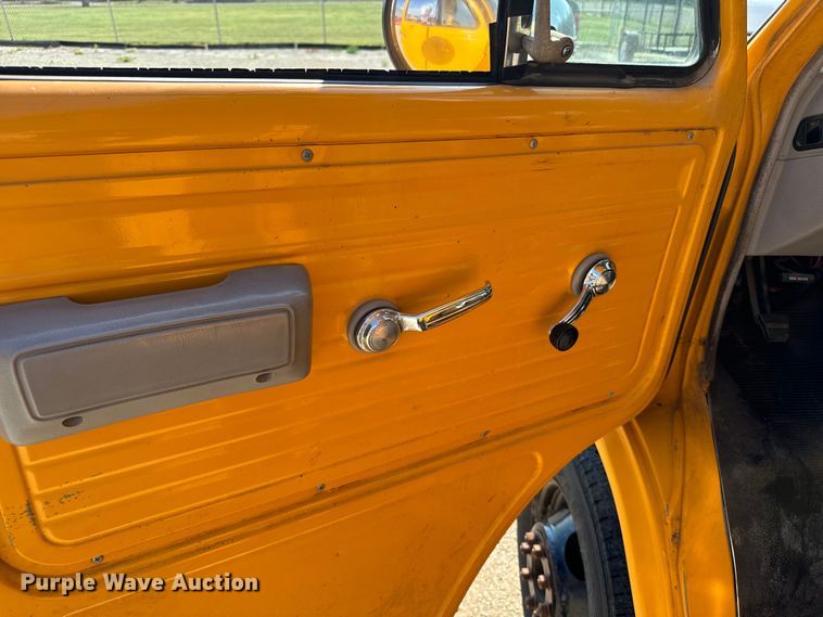 image for item DX3472 1994 Chevrolet  G30 school bus
