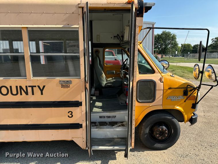 image for item DX3472 1994 Chevrolet  G30 school bus