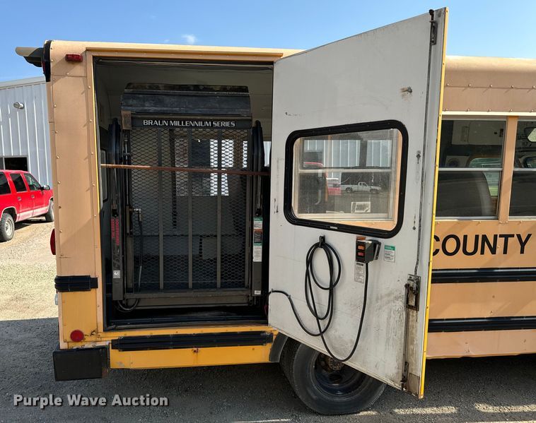 image for item DX3472 1994 Chevrolet  G30 school bus