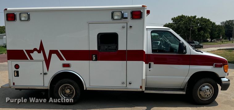 image for item DX3480 2003 Ford E350 ambulance