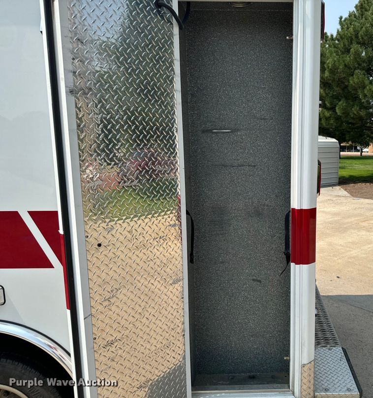 image for item DX3480 2003 Ford E350 ambulance