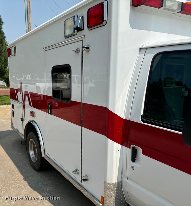 image for item DX3480 2003 Ford E350 ambulance