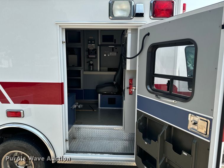 image for item DX3480 2003 Ford E350 ambulance