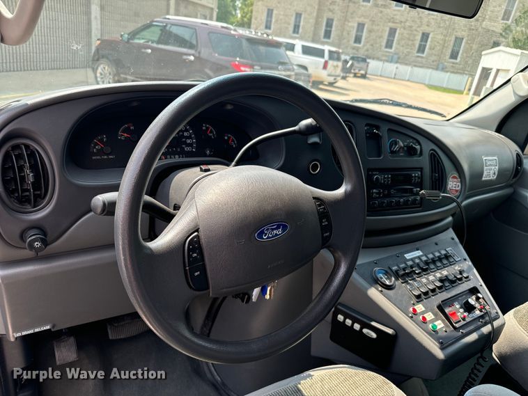 image for item DX3480 2003 Ford E350 ambulance