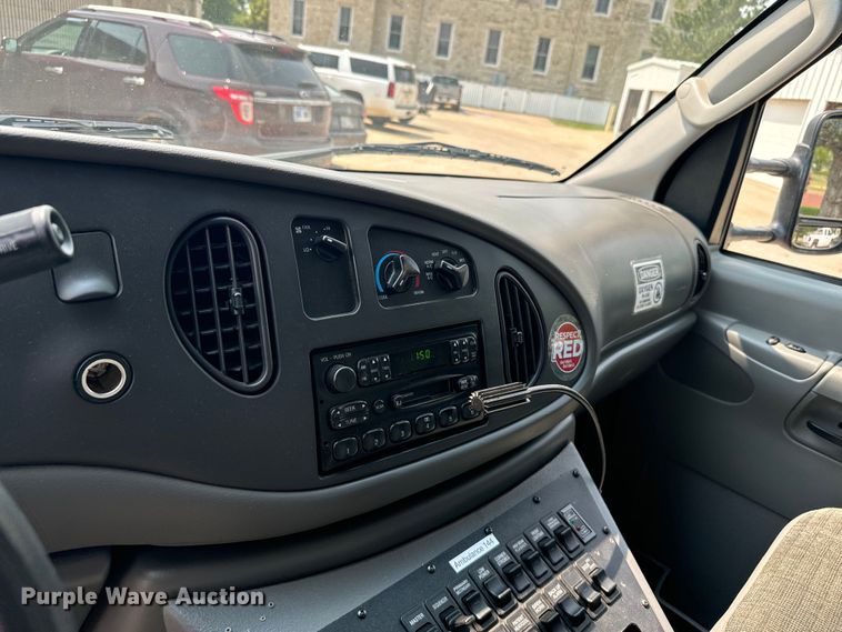 image for item DX3480 2003 Ford E350 ambulance