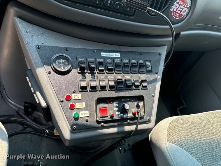 image for item DX3480 2003 Ford E350 ambulance