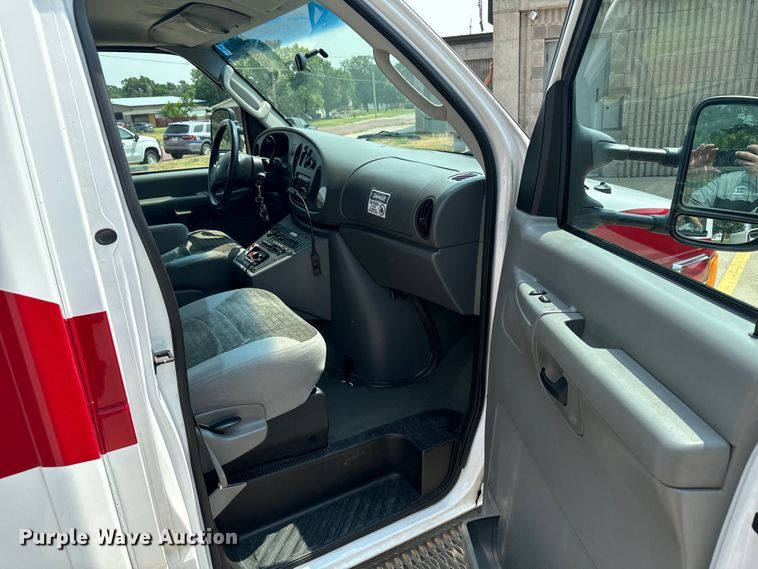 image for item DX3480 2003 Ford E350 ambulance