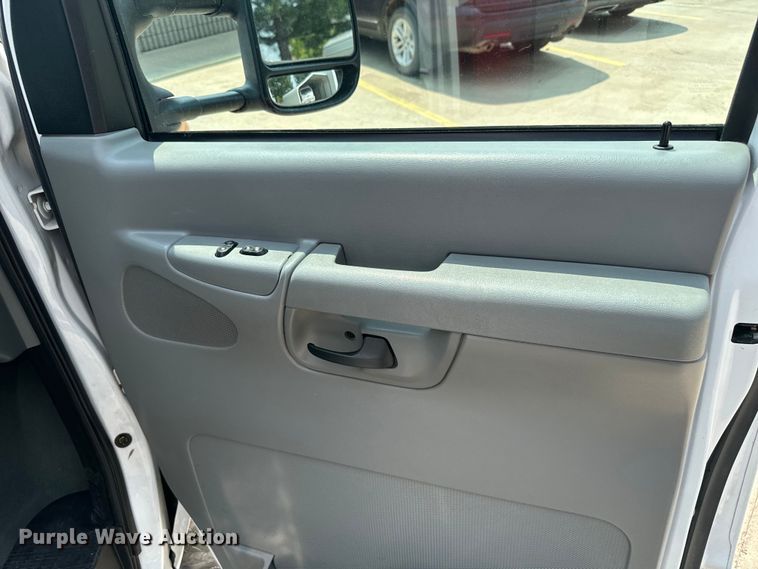 image for item DX3480 2003 Ford E350 ambulance