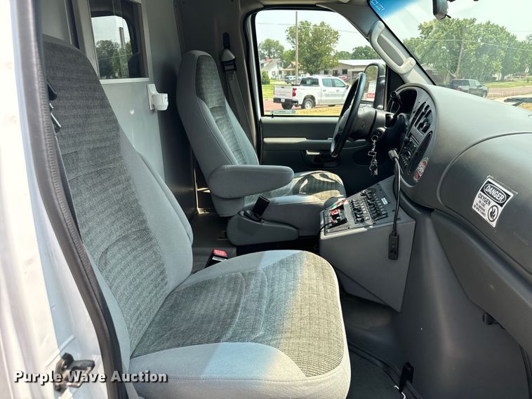 image for item DX3480 2003 Ford E350 ambulance