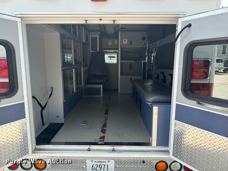 image for item DX3480 2003 Ford E350 ambulance