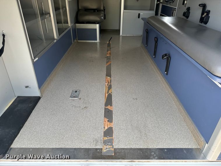 image for item DX3480 2003 Ford E350 ambulance