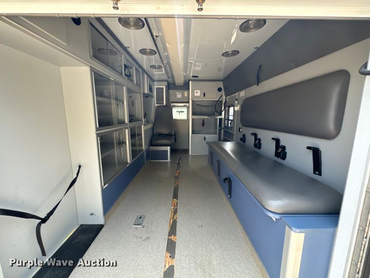 image for item DX3480 2003 Ford E350 ambulance