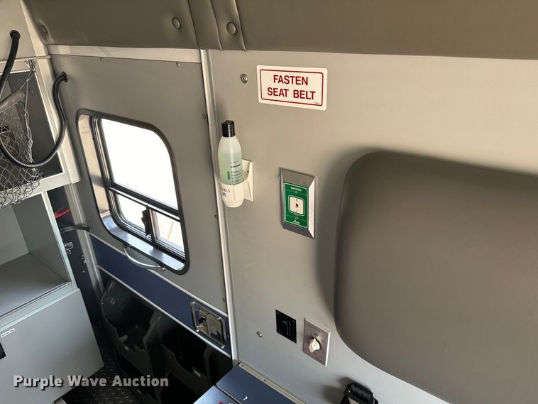 image for item DX3480 2003 Ford E350 ambulance