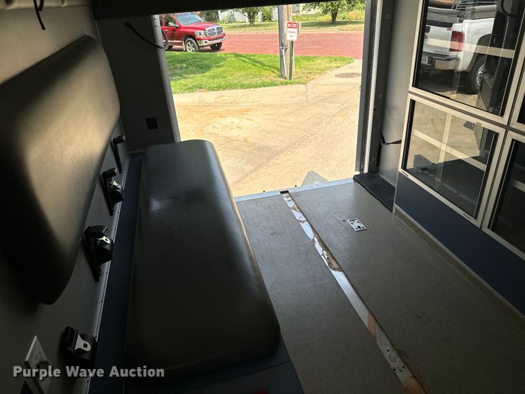 image for item DX3480 2003 Ford E350 ambulance