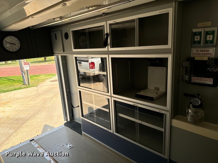 image for item DX3480 2003 Ford E350 ambulance